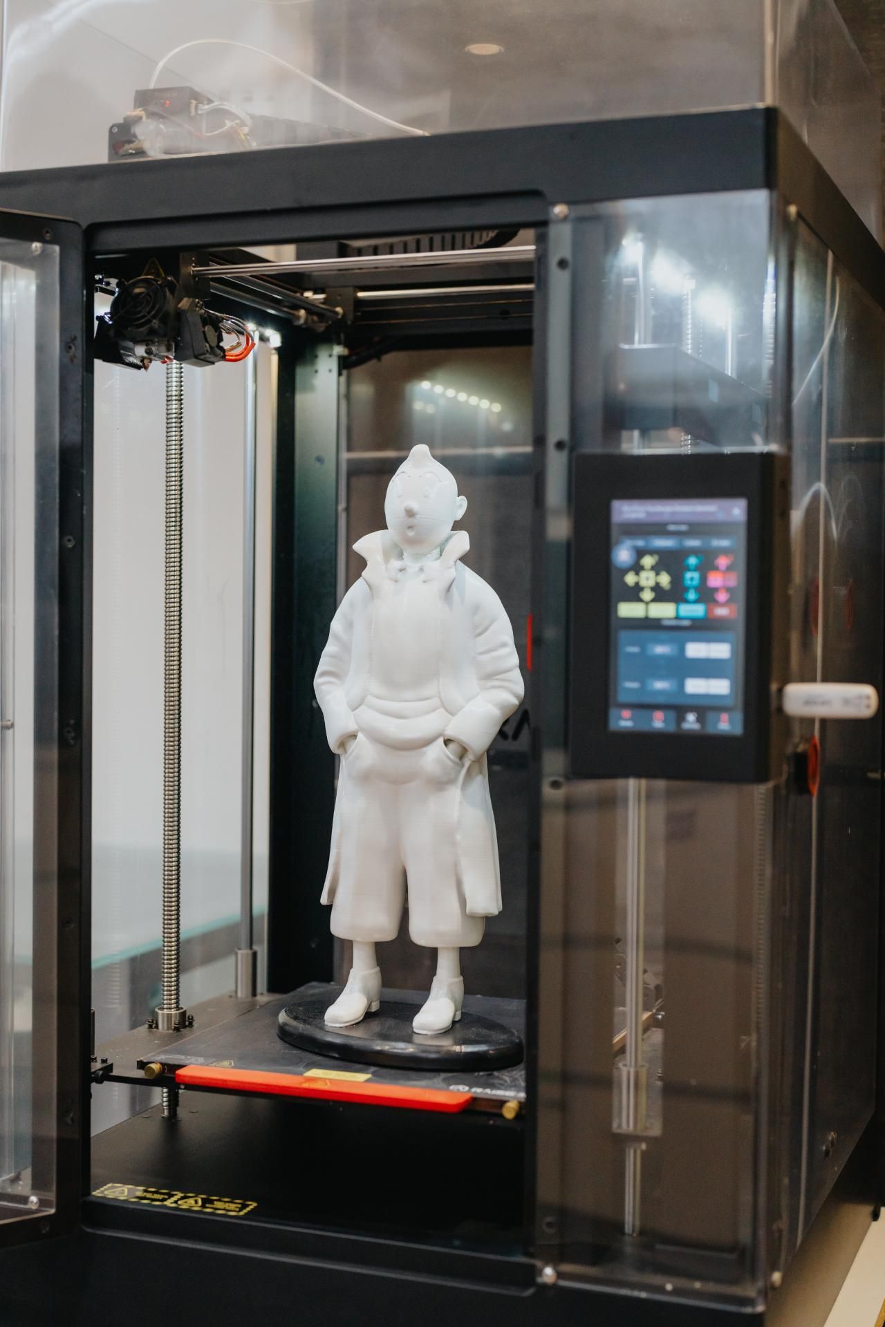 Gedetailleerd 3D-geprint beeldje in FDM-printer bij B-Art 3D Print, voorbeeld van gepersonaliseerd maatwerk